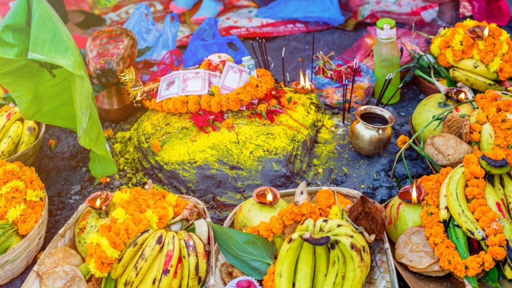 Chhath Puja 2025: छठ पर्व का दूसरा दिन ‘खरना’ कहलाता है. यह दिन व्रती महिलाओं के लिए बेहद पवित्र माना जाता है. इस दिन वे पूरे दिन बिना अन्न-जल के उपवास रखती हैं और शाम को पूजा के बाद प्रसाद ग्रहण करती हैं, जिससे अगले 36 घंटे का निर्जला व्रत शुरू होता है. Chhath Puja 2025: छठ पर्व का दूसरा दिन ‘खरना’ कहलाता है. यह दिन व्रती महिलाओं के लिए बेहद पवित्र माना जाता है. इस दिन वे पूरे दिन बिना अन्न-जल के उपवास रखती हैं और शाम को पूजा के बाद प्रसाद ग्रहण करती हैं, जिससे अगले 36 घंटे का निर्जला व्रत शुरू होता है.