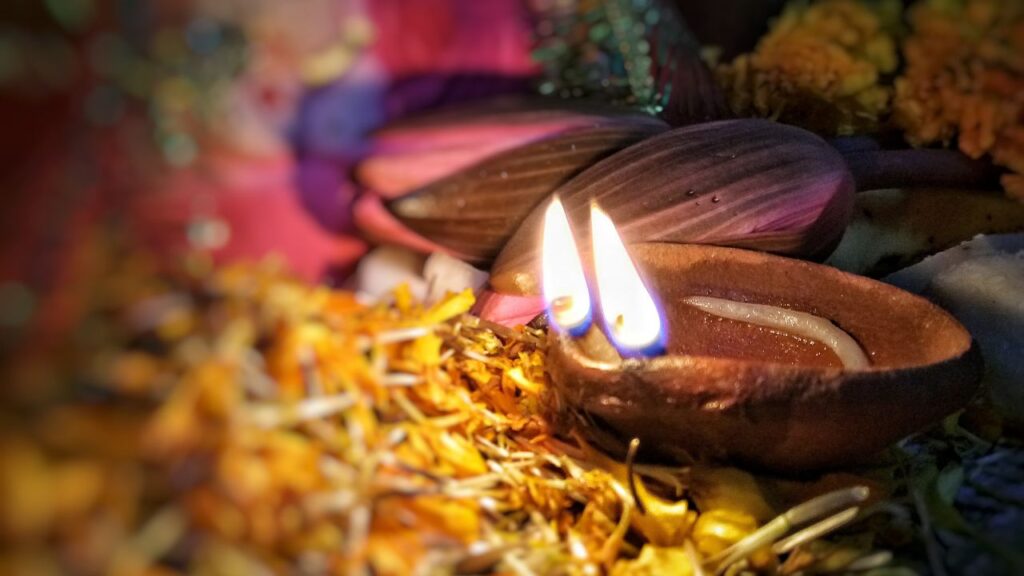 Shastra Puja 2025: औजारों और शस्त्रों पर गंगाजल छिड़कें, धूप और दीया जलाएं, हल्दी-चंदन का तिलक करें और फूल अर्पित करें. शस्त्रों पर पवित्र धागा बांधना भी आवश्यक है, जिससे पूजा पूर्ण और देवी की कृपा अधिक प्राप्त होती है.