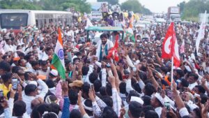 कर्जमाफी आंदोलन में नया मोड़.. बच्चू कडू के साथ आए मनोज जरांगे, किसानों ने हाइवे को बनाया ठिकाना कर्जमाफी आंदोलन में नया मोड़.. बच्चू कडू के साथ आए मनोज जरांगे, किसानों ने हाइवे को बनाया ठिकाना