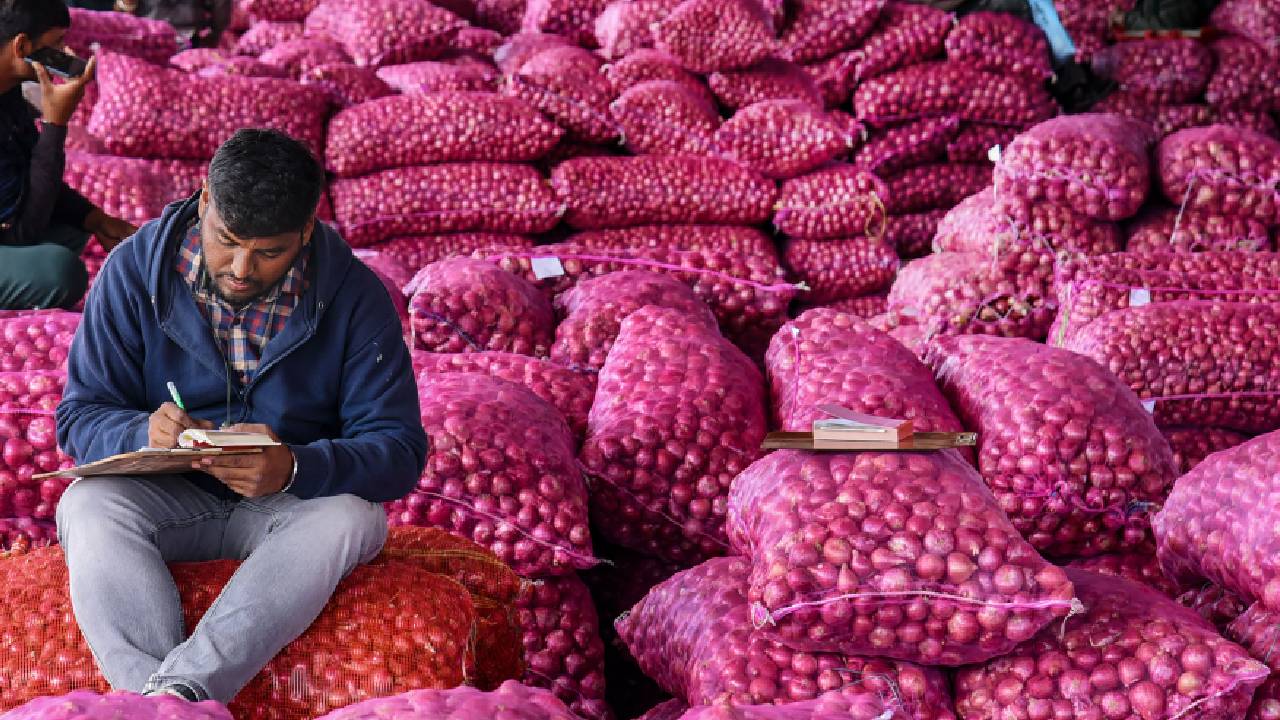 प्याज की खेती बनी घाटे का सौदा, 2025 में किसानों को लगातार झेलना पड़ा नुकसान
