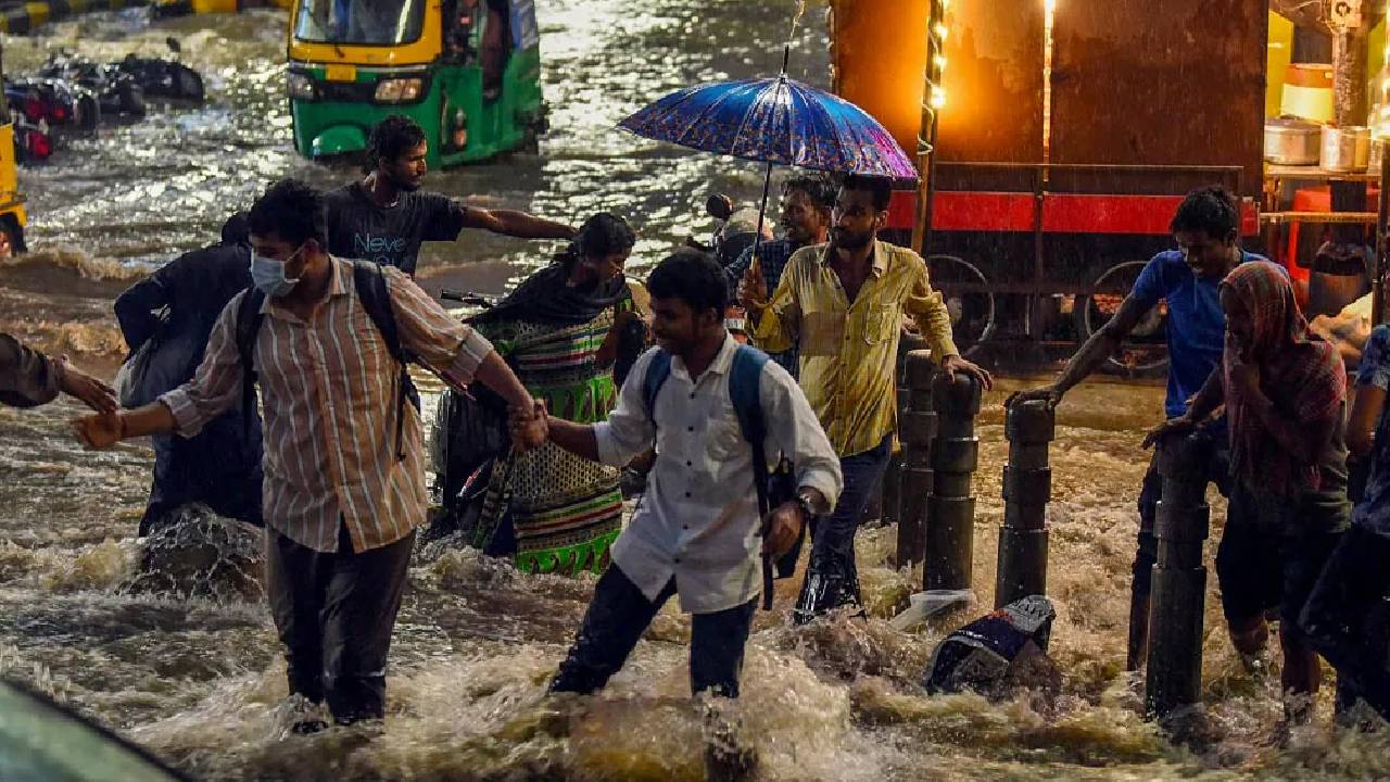 दिल्ली में प्रदूषण बढ़ा, दक्षिण भारत में बारिश का अलर्ट—जानिए देशभर के मौसम का हाल