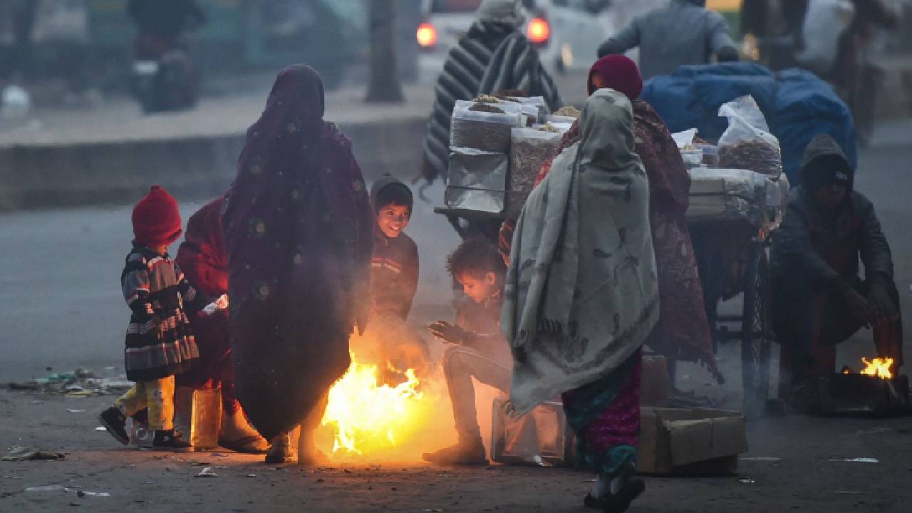 दिल्ली-यूपी-बिहार में बढ़ी ठंड, दक्षिणी राज्यों में बारिश की चेतावनी, जानिए राज्यवार मौसम का हाल