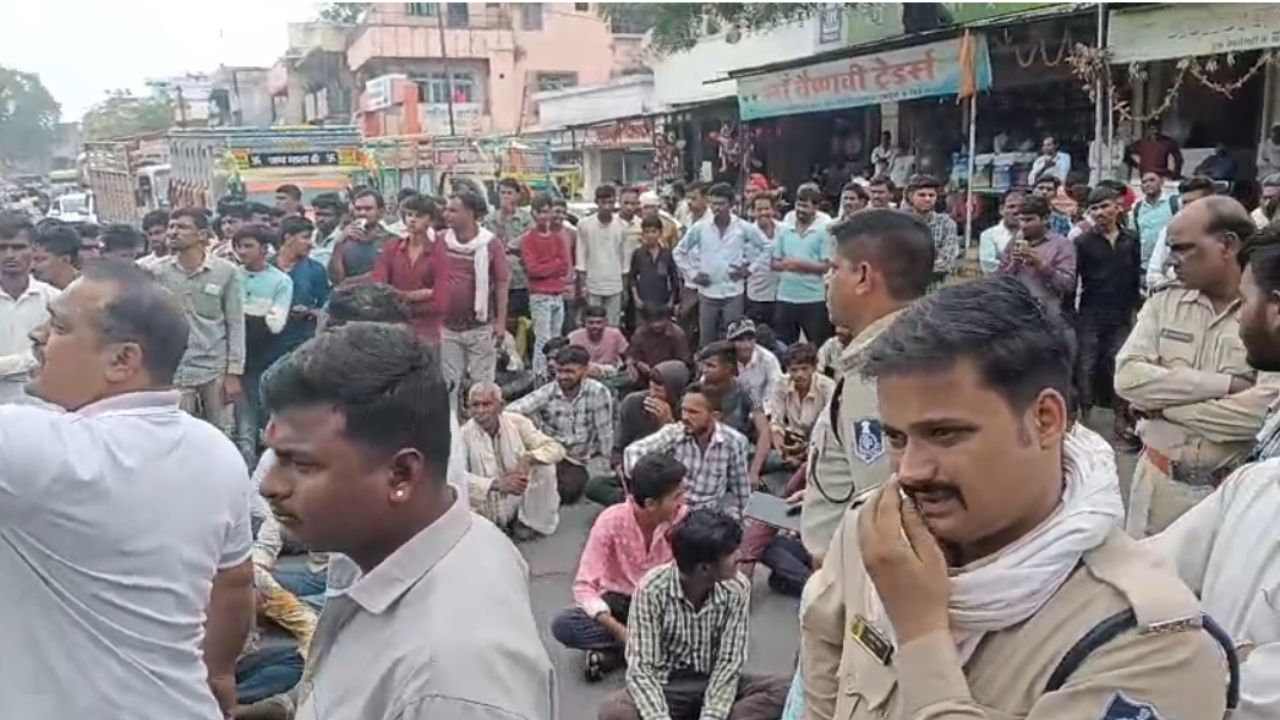 सोयाबीन और मक्का का कम भाव मिलने पर नाराज किसानों का चक्काजाम, मध्य प्रदेश में हाइवे बंद किया