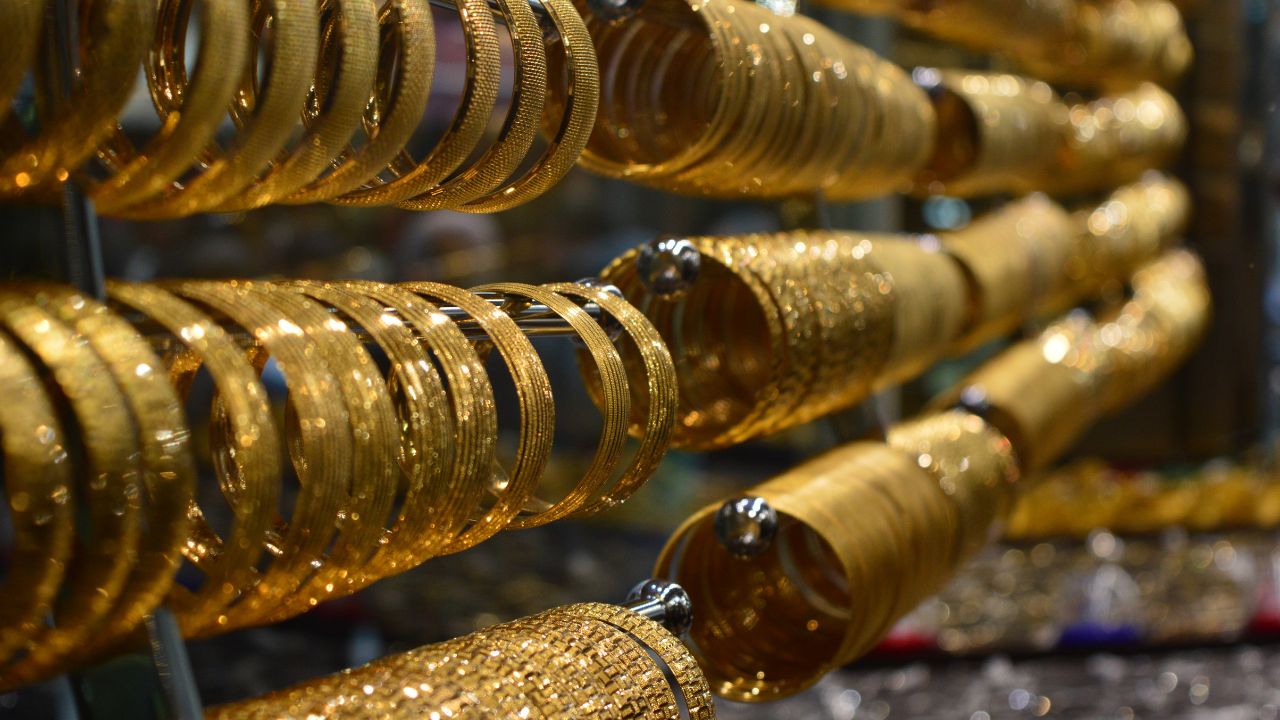 Gold Rate Today: शादी सीजन ने बढ़ाई चमक! सोना-चांदी की कीमतें लगातार दूसरी बार बढ़ीं, जाने आज का पूरा रेट