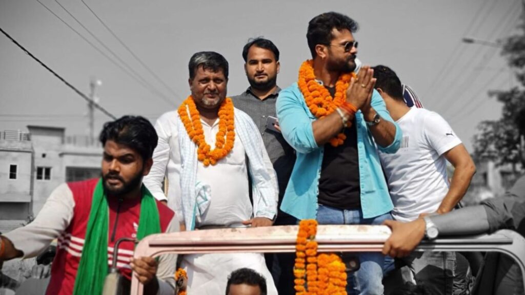 Khesari Lal Yadav: भोजपुरी सिनेमा के सुपरस्टार खेसारी लाल यादव अब सियासी मंच पर हैं. आरजेडी उम्मीदवार के रूप में वे छपरा से चुनाव लड़ रहे हैं. उनके सामने बीजेपी की छोटी कुमारी और निर्दलीय राखी गुप्ता हैं. इस सीट पर मुकाबला त्रिकोणीय है और खेसारी की लोकप्रियता बनाम राजनीतिक अनुभव का दिलचस्प टकराव देखने को मिलेगा. Khesari Lal Yadav: भोजपुरी सिनेमा के सुपरस्टार खेसारी लाल यादव अब सियासी मंच पर हैं. आरजेडी उम्मीदवार के रूप में वे छपरा से चुनाव लड़ रहे हैं. उनके सामने बीजेपी की छोटी कुमारी और निर्दलीय राखी गुप्ता हैं. इस सीट पर मुकाबला त्रिकोणीय है और खेसारी की लोकप्रियता बनाम राजनीतिक अनुभव का दिलचस्प टकराव देखने को मिलेगा.