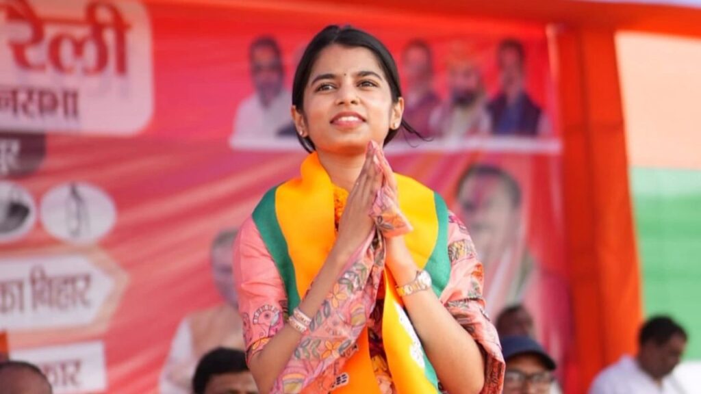 Maithili Thakur: लोकप्रिय गायिका मैथिली ठाकुर पहली बार बीजेपी के टिकट पर चुनावी मैदान में हैं. आरजेडी के विनोद मिश्रा से उनका सीधा मुकाबला है. मिथिला की बेटी के रूप में उनकी लोकप्रियता बीजेपी के लिए एक बड़ी उम्मीद बनी हुई है. उनकी यह पारी सोशल मीडिया से राजनीति तक की दिलचस्प यात्रा मानी जा रही है. Maithili Thakur: लोकप्रिय गायिका मैथिली ठाकुर पहली बार बीजेपी के टिकट पर चुनावी मैदान में हैं. आरजेडी के विनोद मिश्रा से उनका सीधा मुकाबला है. मिथिला की बेटी के रूप में उनकी लोकप्रियता बीजेपी के लिए एक बड़ी उम्मीद बनी हुई है. उनकी यह पारी सोशल मीडिया से राजनीति तक की दिलचस्प यात्रा मानी जा रही है.