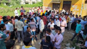 किसान खाद की लाइन में और दुकानों पर स्टॉक खत्म का बोर्ड टांगा.. खाद संकट पर भड़के किसान नेता किसान खाद की लाइन में और दुकानों पर स्टॉक खत्म का बोर्ड टांगा.. खाद संकट पर भड़के किसान नेता