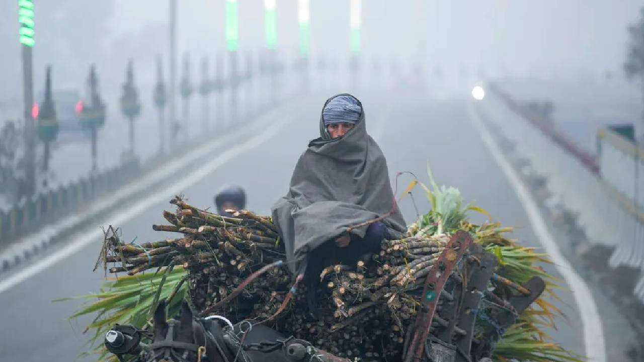 ‘मोंथा’ तूफान से बिहार-बंगाल में बिगड़ा मौसम, दिल्ली में बढ़ा प्रदूषण और ठंड का असर