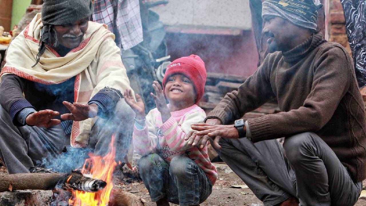 उत्तर भारत में कड़ाके की ठंड चरम पर, 13 शहरों में घने कोहरे का अलर्ट जारी
