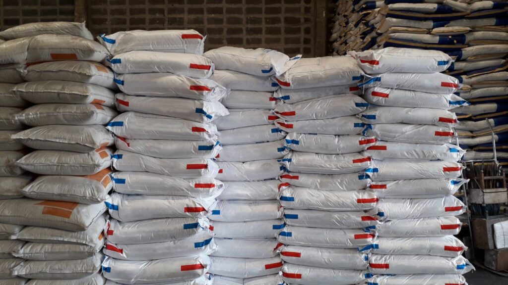 Branded Seeds: हमेशा प्रमाणित और ब्रांडेड खाद-बीज ही बेचें. इससे किसानों का भरोसा बढ़ता है और ग्राहक बार-बार आते हैं. स्प्रे, कीटनाशक और खेती से जुड़ी अन्य चीजें जोड़कर मुनाफा और बढ़ाया जा सकता है. Branded Seeds: हमेशा प्रमाणित और ब्रांडेड खाद-बीज ही बेचें. इससे किसानों का भरोसा बढ़ता है और ग्राहक बार-बार आते हैं. स्प्रे, कीटनाशक और खेती से जुड़ी अन्य चीजें जोड़कर मुनाफा और बढ़ाया जा सकता है.