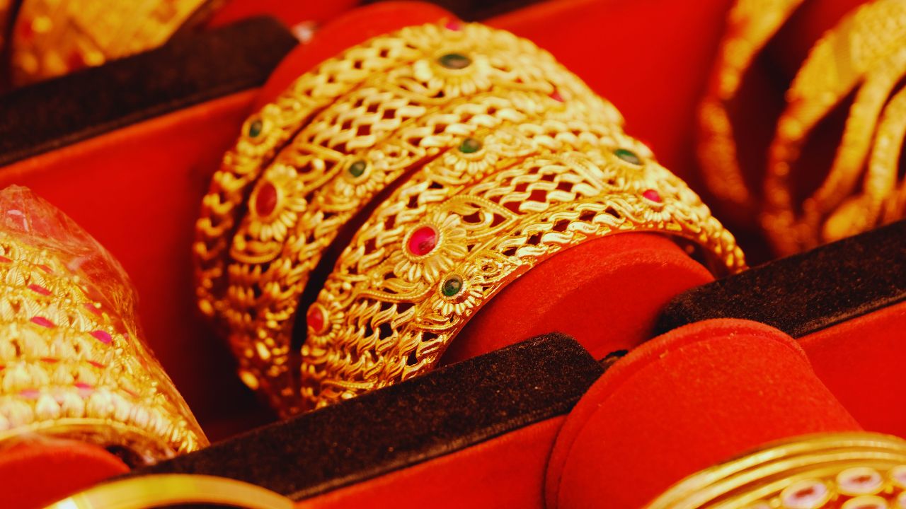 Gold Rate Today: सोना-चांदी ने तोड़े रिकॉर्ड! 15 दिसंबर को गोल्ड ₹1.34 लाख पार, जानें अपने शहर का हाल