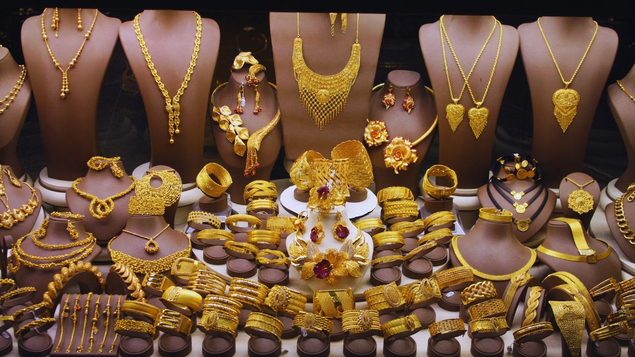 Gold Rate Today: सोना खरीदना हो गया मुश्किल! 10 ग्राम की कीमत 1.26 लाख के पार, जानें आपके शहर में क्या है रेट!