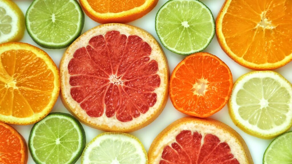 Citric Fruits Benefits: नींबू, संतरा, कीवी और आंवला विटामिन सी से भरपूर होते हैं, जो शरीर को प्रदूषण से होने वाले नुकसान से बचाते हैं और इम्यूनिटी मजबूत करते हैं.