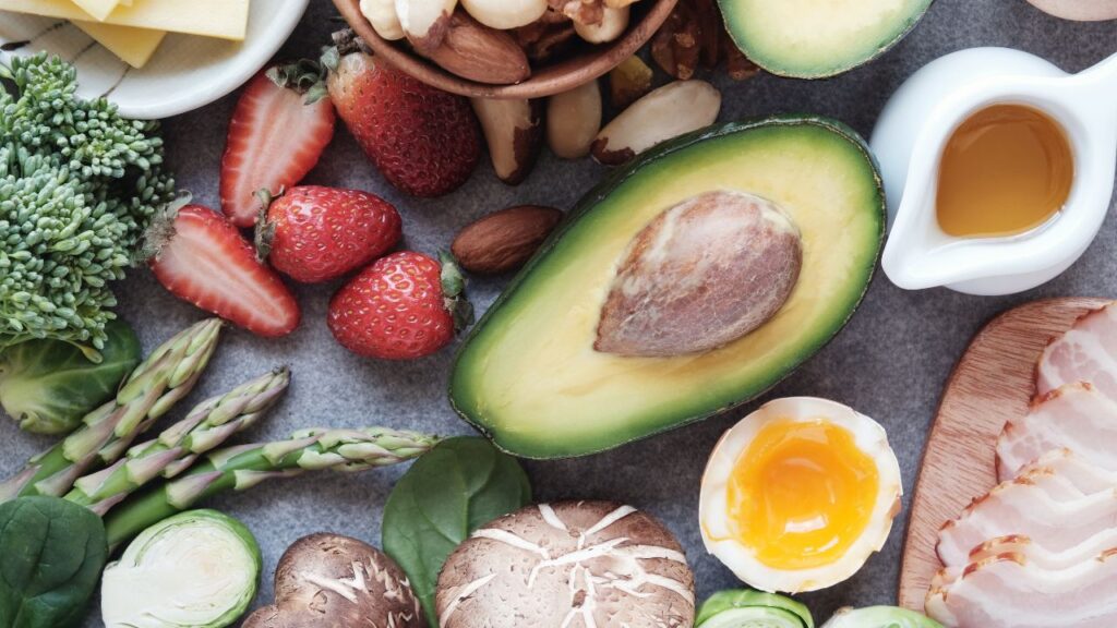 Winter Health Tips: प्रदूषण के मौसम में हल्दी, अदरक, तुलसी, खट्टे फल और गुड़ जैसी चीजों को रोजाना आहार में शामिल करना फेफड़ों की सुरक्षा और स्वास्थ्य के लिए बेहद जरूरी है.  (Disclaimer: यह लेख केवल सामान्य जानकारी के उद्देश्य से लिखा गया है. किसी भी नई चीज को डाइट में शामिल करने से पहले हेल्थ एक्सपर्ट से सलाह जरूर लें.)