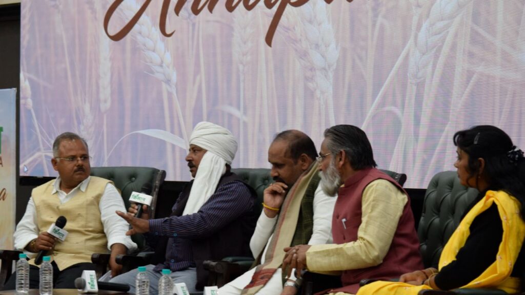 एकीकृत खेती और प्रशिक्षण: मंजू रानी कश्यप और डीपी सिंह ने कहा कि किसानों को सब्सिडी योजनाओं और केवीके वैज्ञानिकों से प्रशिक्षण लेकर बागवानी, मछलीपालन और पशुपालन में एकीकृत खेती अपनानी चाहिए, जिससे महिलाओं और पुरुषों दोनों को आर्थिक लाभ मिलेगा.(कार्यक्रम के स्पॉन्सर पंजाब स्टेट को–ऑपरेटिव सप्लाई एंड मार्केटिंग फेडरेशन लिमिटेड यानी मार्कफेड, मिल्कफेड पंजाब– वेरका, नेक्संस बाइ पीसीए टेक्नोलॉजीज और बीएमएस ऑर्गेनिक फार्मर्स प्रॉड्यूसर कंपनी लिमिटेड थे.) एकीकृत खेती और प्रशिक्षण: मंजू रानी कश्यप और डीपी सिंह ने कहा कि किसानों को सब्सिडी योजनाओं और केवीके वैज्ञानिकों से प्रशिक्षण लेकर बागवानी, मछलीपालन और पशुपालन में एकीकृत खेती अपनानी चाहिए, जिससे महिलाओं और पुरुषों दोनों को आर्थिक लाभ मिलेगा.(कार्यक्रम के स्पॉन्सर पंजाब स्टेट को–ऑपरेटिव सप्लाई एंड मार्केटिंग फेडरेशन लिमिटेड यानी मार्कफेड, मिल्कफेड पंजाब– वेरका, नेक्संस बाइ पीसीए टेक्नोलॉजीज और बीएमएस ऑर्गेनिक फार्मर्स प्रॉड्यूसर कंपनी लिमिटेड थे.)