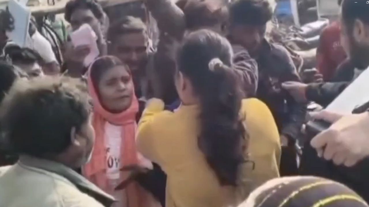 खाद लेने गई महिला किसान को अधिकारी ने थप्पड़ मारा, किसानों का जमकर हंगामा, धरने पर बैठे