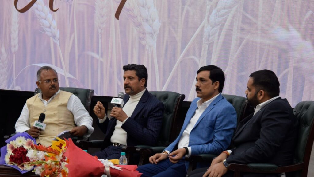 डेयरी सेक्टर में सुधार – आरएस दीक्षित, ओपी सिंह और दुष्यंत भाटी: समिट में डेयरी विशेषज्ञों ने बताया कि गोधन की नस्ल सुधार तकनीक को अधिक से अधिक किसानों तक पहुंचाना बेहद जरूरी है. इससे की आमदनी में भी सुधार होगा. उन्होंने कहा कि इसके लिए किसानों का सक्रिय सहयोग और डेयरी स्टार्टअप्स का विश्वास जीतना आवश्यक है. डेयरी सेक्टर में सुधार – आरएस दीक्षित, ओपी सिंह और दुष्यंत भाटी: समिट में डेयरी विशेषज्ञों ने बताया कि गोधन की नस्ल सुधार तकनीक को अधिक से अधिक किसानों तक पहुंचाना बेहद जरूरी है. इससे की आमदनी में भी सुधार होगा. उन्होंने कहा कि इसके लिए किसानों का सक्रिय सहयोग और डेयरी स्टार्टअप्स का विश्वास जीतना आवश्यक है.