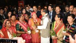कोई दीदी गरीब क्यों रहे, आंसू क्यों बहाए, बल्कि हुनर से आगे बढ़े, लखपति दीदियों ने दिखाया कि वे अनंत शक्तियों का भंडार हैं कोई दीदी गरीब क्यों रहे, आंसू क्यों बहाए, बल्कि हुनर से आगे बढ़े, लखपति दीदियों ने दिखाया कि वे अनंत शक्तियों का भंडार हैं