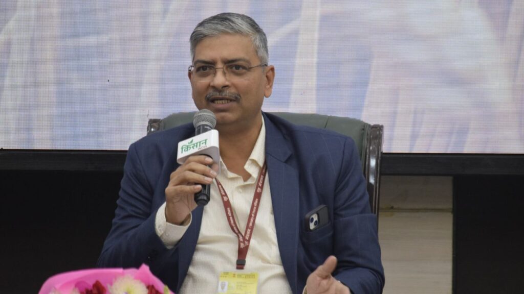 सहकारी संस्थाओं से बढ़ती आमदनी: केके त्रिपाठी ने बताया कि बागवानी फसलों की खेती करने वाले किसान पैक्स और सहकारिता सोसायटी से जुड़कर अपनी आमदनी में सुधार कर सकते हैं. सहकारी संस्थाओं से बढ़ती आमदनी: केके त्रिपाठी ने बताया कि बागवानी फसलों की खेती करने वाले किसान पैक्स और सहकारिता सोसायटी से जुड़कर अपनी आमदनी में सुधार कर सकते हैं.