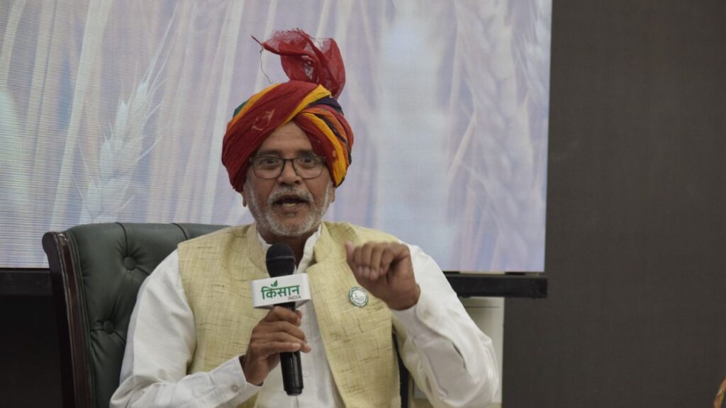 नए बाजार की आवश्यकता: समिट में गुणी प्रकाश जी ने बताया कि किसानों को अपनी उपज का सही मूल्य हासिल करने के लिए मंडियों के बाहर नए और वैकल्पिक बाजार तलाशने की जरूरत है. इससे न केवल बिचौलियों और दलालों का दबाव कम होगा, बल्कि किसान अपनी मेहनत का उचित लाभ भी कमा सकेंगे. नए बाजार की आवश्यकता: समिट में गुणी प्रकाश जी ने बताया कि किसानों को अपनी उपज का सही मूल्य हासिल करने के लिए मंडियों के बाहर नए और वैकल्पिक बाजार तलाशने की जरूरत है. इससे न केवल बिचौलियों और दलालों का दबाव कम होगा, बल्कि किसान अपनी मेहनत का उचित लाभ भी कमा सकेंगे.