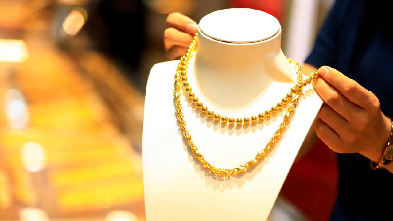 Gold Rate: सोने के दाम में रिकॉर्ड उछाल! 24 कैरेट सोना ₹14,215 तक पहुंचा, निवेशकों के लिए बड़ी खबर