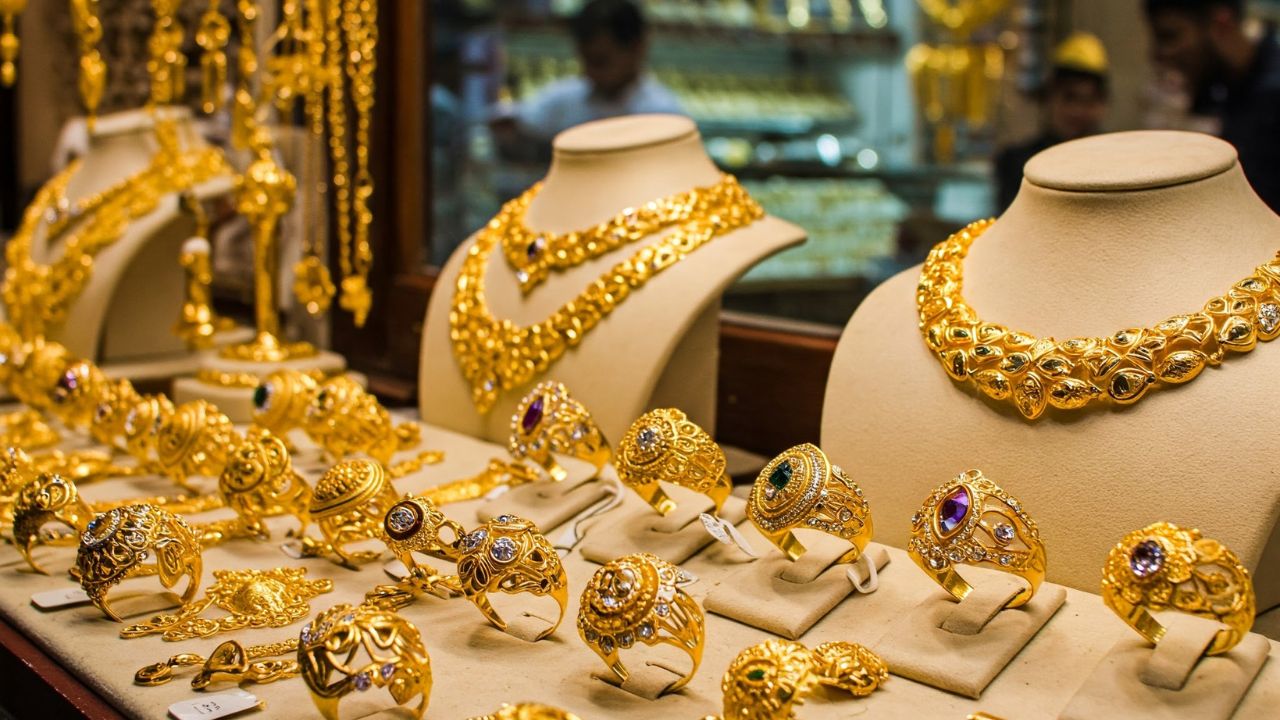 Gold Rate Today: सोना हुआ सस्ता! जानें आज दिल्ली, मुंबई और पूरे देश में 24 कैरेट गोल्ड का रेट