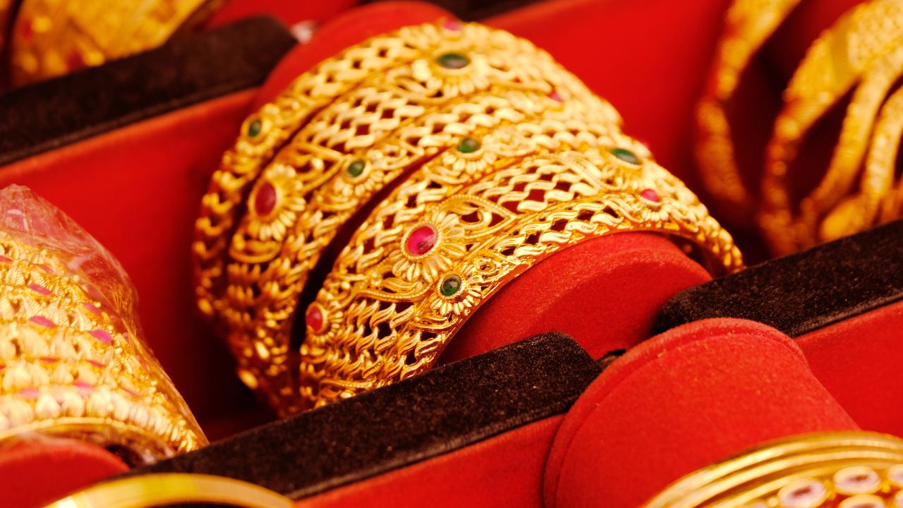 Gold Rate: चांदी ने तोड़े सारे रिकॉर्ड, 1 किलो 4 लाख के पार, सोने ने भी लगाई लंबी छलांग… जानें आज के ताजा रेट