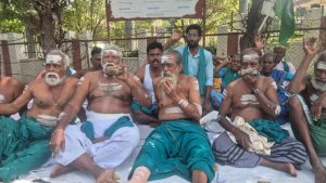 फसल कीमतें, कर्ज माफी के लिए किसानों का अनूठा प्रदर्शन, अर्धनग्न होकर मरे चूहे लेकर नारेबाजी फसल कीमतें, कर्ज माफी के लिए किसानों का अनूठा प्रदर्शन, अर्धनग्न होकर मरे चूहे लेकर नारेबाजी