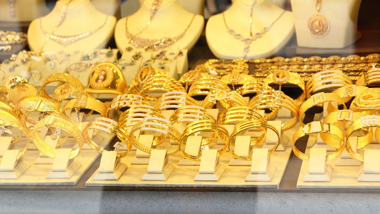 Gold Rate: सोना-चांदी ने मचाया तहलका! एक ही दिन में बंपर उछाल, जानें अपने शहर में आज के ताजा भाव