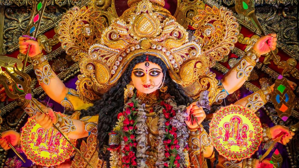 नवरात्रि के प्रत्येक दिन मां दुर्गा के अलग रूप की पूजा की जाती है. पहले दिन मां शैलपुत्री, दूसरे दिन मां ब्रह्मचारिणी, तीसरे दिन मां चंद्रघंटा, चौथे दिन मां कूष्मांडा, पांचवें दिन मां स्कंदमाता, छठे दिन मां कात्यायनी, सातवें दिन मां कालरात्रि, आठवें दिन मां महागौरी और नौवें दिन मां सिद्धिदात्री की उपासना की जाती है. नवरात्रि के प्रत्येक दिन मां दुर्गा के अलग रूप की पूजा की जाती है. पहले दिन मां शैलपुत्री, दूसरे दिन मां ब्रह्मचारिणी, तीसरे दिन मां चंद्रघंटा, चौथे दिन मां कूष्मांडा, पांचवें दिन मां स्कंदमाता, छठे दिन मां कात्यायनी, सातवें दिन मां कालरात्रि, आठवें दिन मां महागौरी और नौवें दिन मां सिद्धिदात्री की उपासना की जाती है.