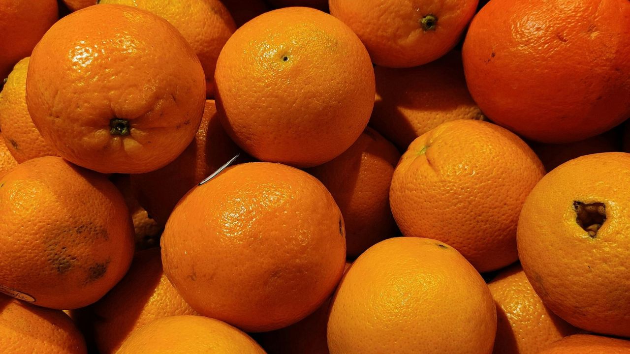 Orange Buying Tips: बाजार से संतरा खरीदते समय न करें ये गलती! ऐसे पहचानें मीठा और रसदार फल