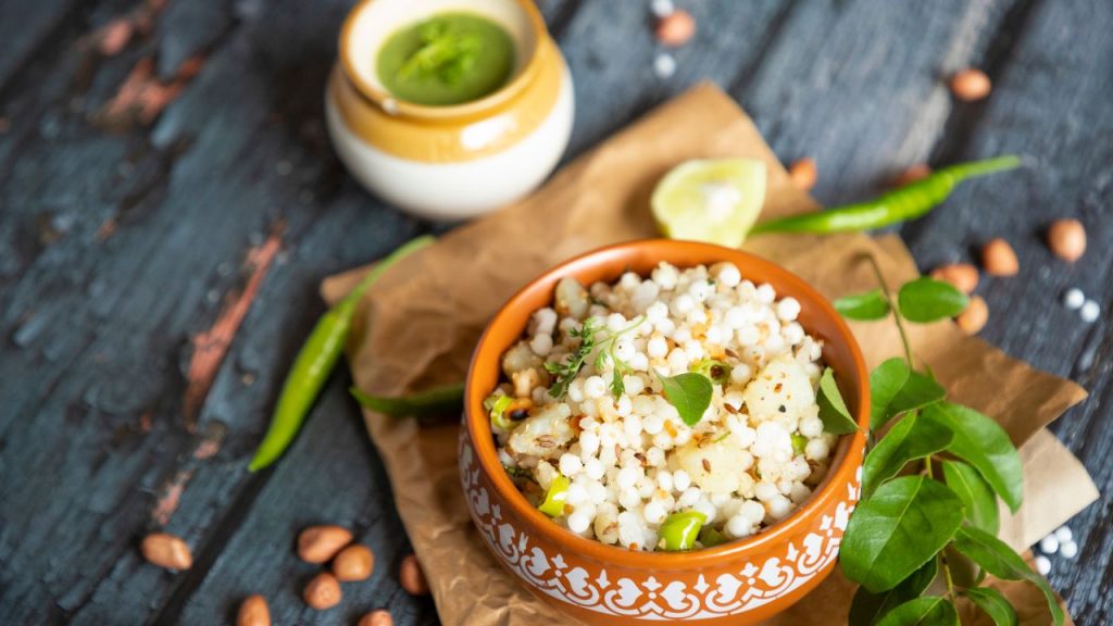 साबूदाना सीधे किसी अनाज से नहीं, बल्कि कसावा (टैपिओका) नाम के पौधे की जड़ों से बनाया जाता है. इन जड़ों में स्टार्च की मात्रा बहुत अधिक होती है, जो साबूदाना बनाने की सबसे अहम सामग्री होती है. साबूदाना सीधे किसी अनाज से नहीं, बल्कि कसावा (टैपिओका) नाम के पौधे की जड़ों से बनाया जाता है. इन जड़ों में स्टार्च की मात्रा बहुत अधिक होती है, जो साबूदाना बनाने की सबसे अहम सामग्री होती है.