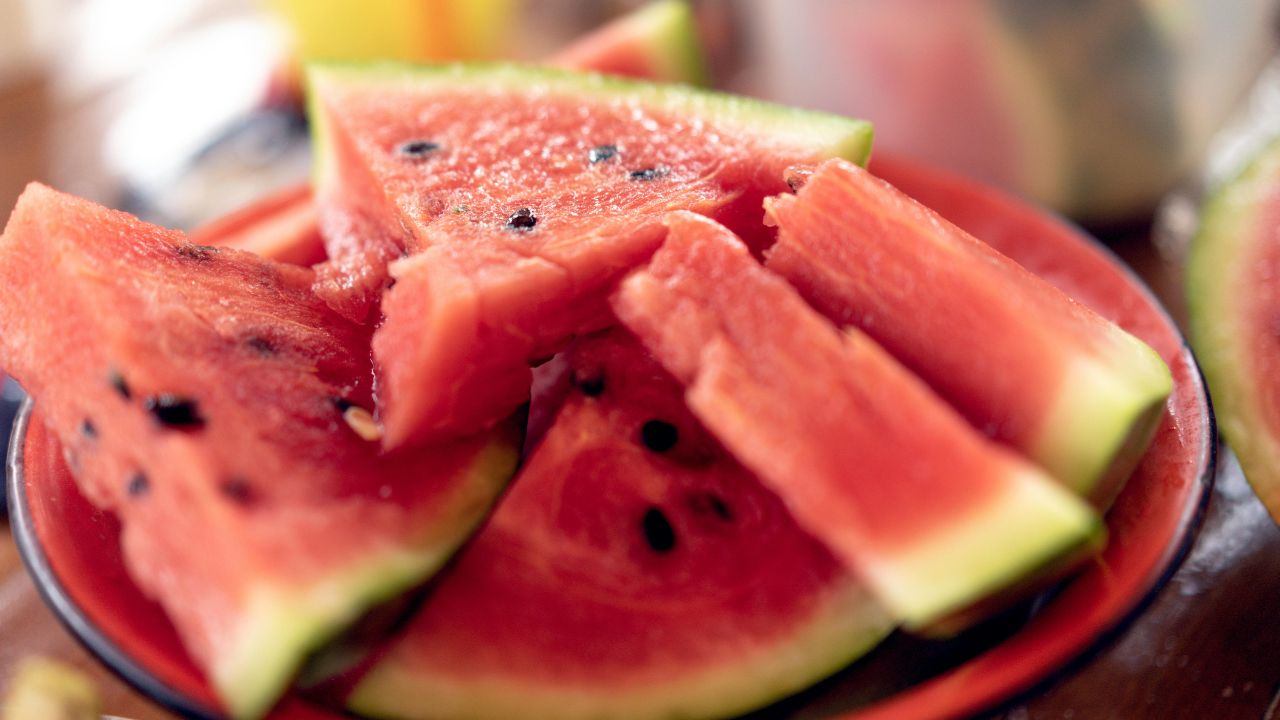 Watermelon Buying Tips: हर बार फीका तरबूज मिल रहा है? अपनाएं ये आसान ट्रिक और घर लाएं मीठा-रसदार फल