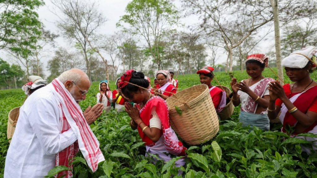 प्रधानमंत्री ने चाय बगान में काम करने वाले परिवारों की मेहनत और समर्पण की तारीफ की. उनका कहना था कि इन लोगों की कड़ी मेहनत असम की शान बढ़ाती है और राज्य की गौरवशाली छवि को दुनिया में पहचान दिलाती है.