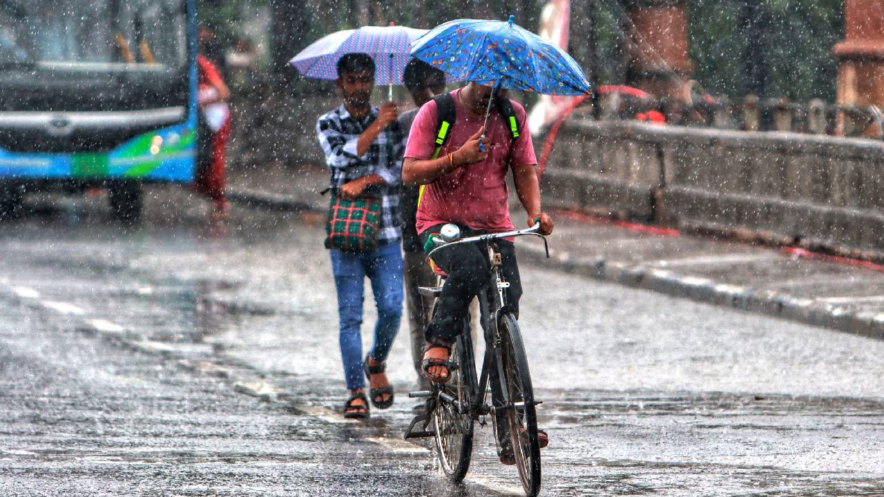 यूपी, बिहार, झारखंड समेत कई राज्यों में भारी बारिश का अलर्ट, 90 किमी प्रति घंटे की रफ्तार से चलेंगी हवाएं