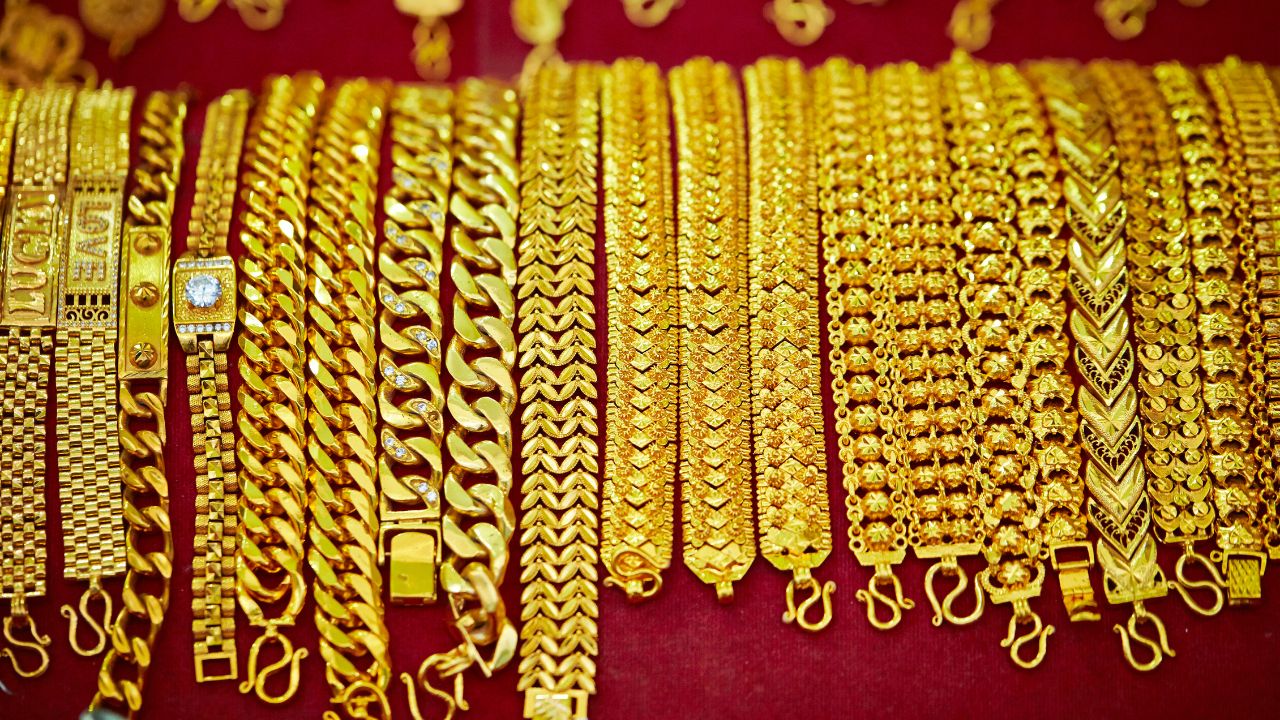 Gold Rate: दिल्ली से चेन्नई तक फिर महंगा हुआ सोना हुआ, चांदी में भारी गिरावट, जानें अपने शहर के ताजा भाव