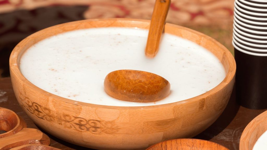 ऊंटनी का दूध कई जरूरी पोषक तत्वों का खजाना माना जाता है. इसमें विटामिन-सी, कैल्शियम, आयरन, पोटेशियम और प्रोटीन जैसे तत्व भरपूर मात्रा में पाए जाते हैं, जो शरीर को ताकत देने और रोग प्रतिरोधक क्षमता बढ़ाने में मदद करते हैं.
