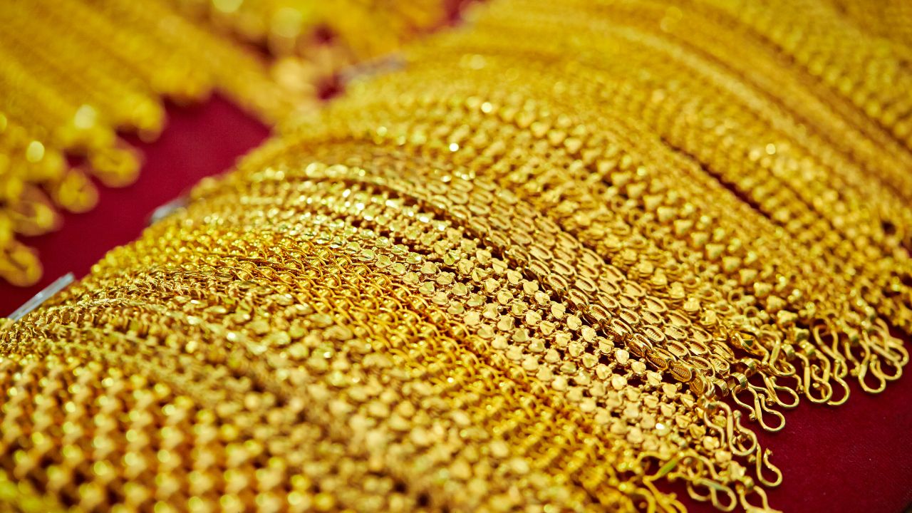 Gold Rate: फिर महंगा हुआ सोना, 24 कैरेट गोल्ड 1.51 लाख के पार, जानें दिल्ली से पटना तक के ताजा रेट