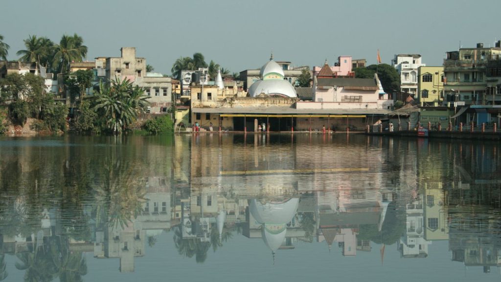 कार्यक्रम से पहले मंदिर परिसर का रंग-रोगन किया जा रहा है और इसे भगवा रंग से सजाया जा रहा है. इसे धार्मिक आस्था और राजनीतिक संदेश दोनों से जोड़ा जा रहा है, खासकर इसलिए क्योंकि यह कार्यक्रम राज्य में हाल के राजनीतिक बदलावों और बड़ी चुनावी जीत के बाद आयोजित हो रहा है.
