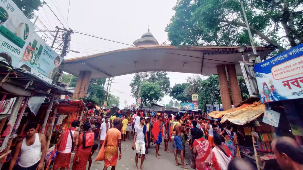 तारकेश्वर का प्रसिद्ध शिव मंदिर इस क्षेत्र की सबसे बड़ी पहचान है, जिसे 18वीं शताब्दी में राजा भरमल्ला ने बनवाया था. यह मंदिर अपनी पारंपरिक बंगाली स्थापत्य शैली और धार्मिक महत्व के लिए जाना जाता है, और यहां बड़ी संख्या में श्रद्धालु दर्शन के लिए आते हैं.
