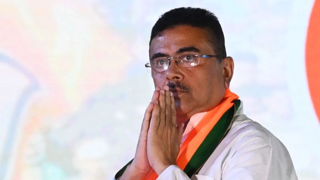 कई जानकारों के अनुसार इस कार्यक्रम के लिए तारकेश्वर को चुनने के पीछे राजनीतिक रणनीति भी मानी जा रही है. माना जाता है कि पश्चिम बंगाल के मुख्यमंत्री सुवेंदु अधिकारी ने पहले से ही राज्य में हिंदू आस्था और विकास योजनाओं को जोड़कर एक खास राजनीतिक संदेश देने की कोशिश की है. ऐसे में तारकेश्वर जैसे धार्मिक महत्व वाले स्थान से पीएम किसान योजना का कार्यक्रम होना भी उसी संदेश को और मजबूत करता है.
