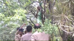 62 करोड़ मुआवजे को अफसरों ने 62 लाख किया..10 साल से धरना, विधानसभा में किसान ने फंदा लगाया