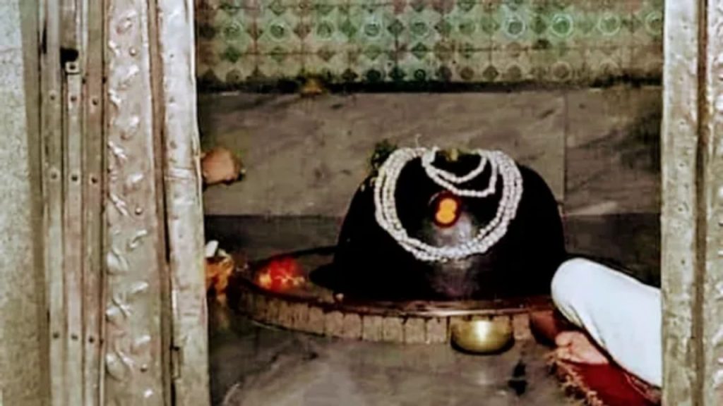 प्रधानमंत्री इस दौरे के दौरान तारकेश्वर शिव मंदिर में भगवान शिव की विशेष पूजा-अर्चना करेंगे और गर्भगृह में दर्शन भी करेंगे. इसके बाद वह एक विशाल जनसभा को भी संबोधित करेंगे, जिसमें विकास, किसान योजनाओं और राज्य की राजनीति से जुड़े मुद्दों पर चर्चा हो सकती है.
