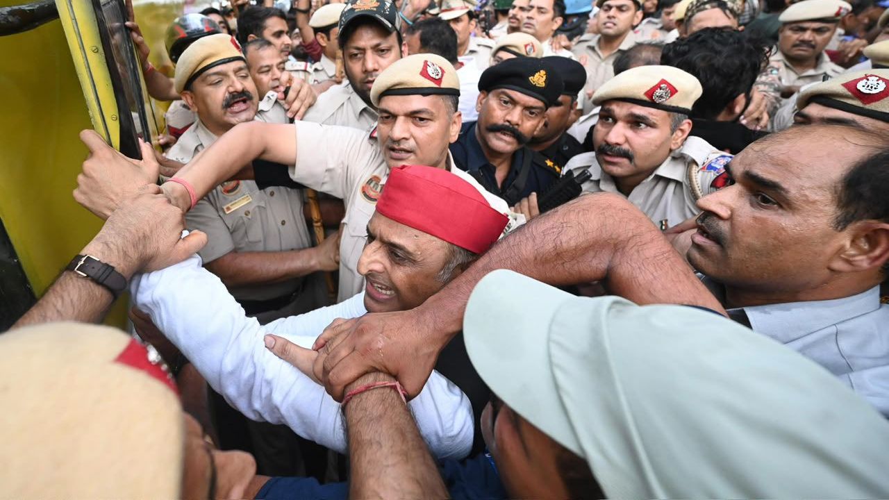 पेपर लीक मामले को लेकर हुए विरोध प्रदर्शन में समाजवादी पार्टी के प्रमुख और सांसद अखिलेश यादव को भी दिल्ली पुलिस ने हिरासत में लिया. कांग्रेस नेताओं के साथ विपक्ष के कई सांसद प्रदर्शन में शामिल हुए और छात्रों के मुद्दे पर सरकार से जवाबदेही तय करने की मांग की.
पेपर लीक मामले को लेकर हुए विरोध प्रदर्शन में समाजवादी पार्टी के प्रमुख और सांसद अखिलेश यादव को भी दिल्ली पुलिस ने हिरासत में लिया. कांग्रेस नेताओं के साथ विपक्ष के कई सांसद प्रदर्शन में शामिल हुए और छात्रों के मुद्दे पर सरकार से जवाबदेही तय करने की मांग की.