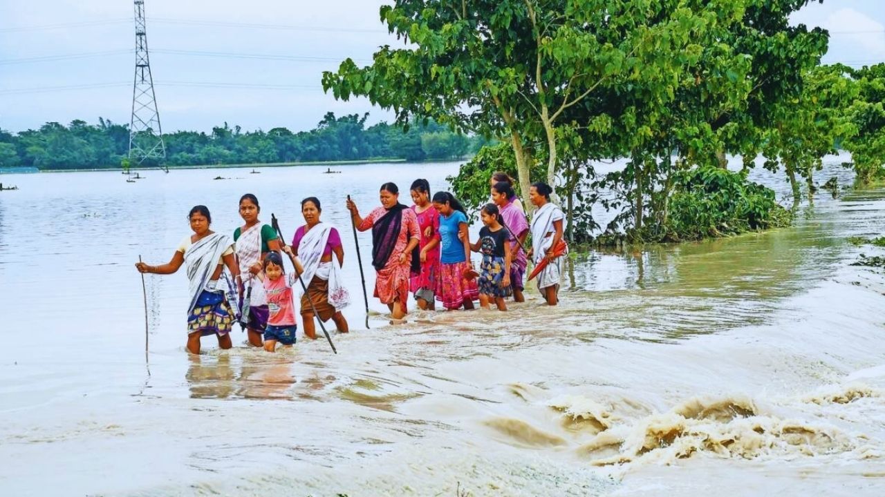 जब गांवों की सड़कें पूरी तरह पानी में समा गईं, तब नाव ही लोगों की एकमात्र उम्मीद बन गई. रोजमर्रा की छोटी-छोटी जरूरतों के लिए भी लोगों को पानी से भरे रास्तों और डूबे हुए वाहनों के बीच संघर्ष करना पड़ा.

