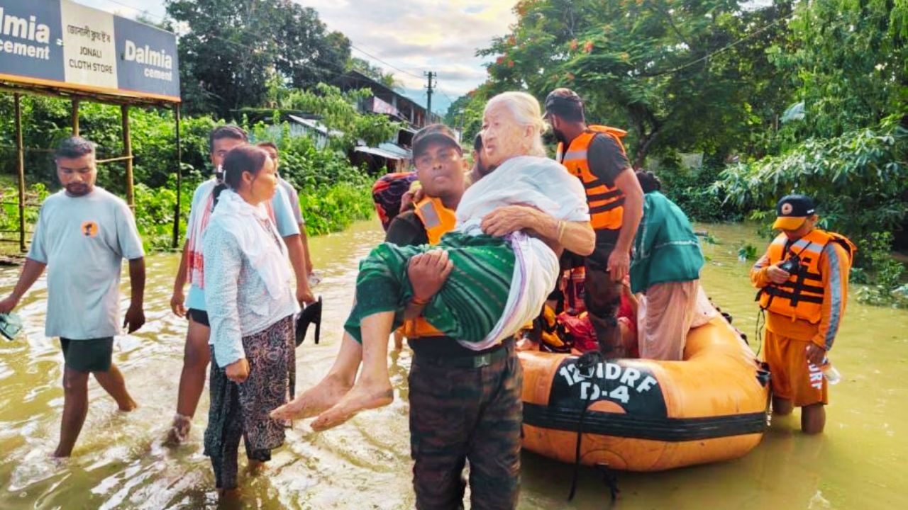 बाढ़ का पानी कम होने के बाद राहत सामग्री जरूर पहुंचने लगी है, लेकिन लोगों की मुश्किलें अभी खत्म नहीं हुई हैं. कोई राशन के लिए कतार में खड़ा है, तो कोई अपने पशुओं और बचे हुए सामान को संभालने की कोशिश कर रहा है. असम के हजारों परिवार अब भी सामान्य जिंदगी लौटने का इंतजार कर रहे हैं.
