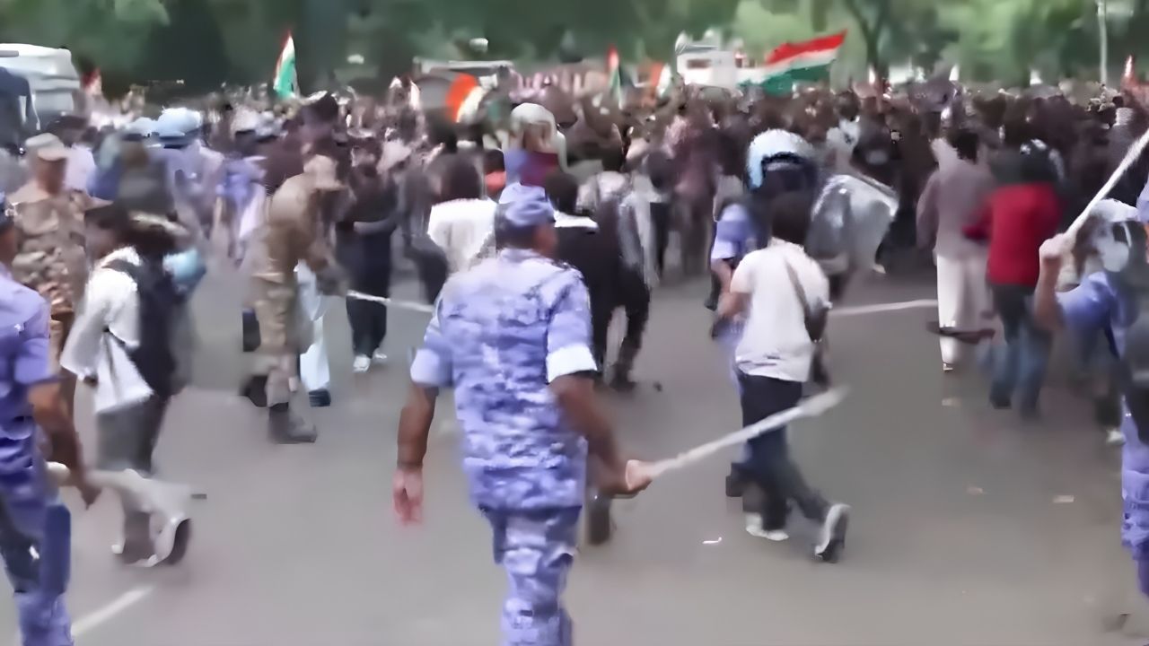Cjp Sansad March Lathicharge At Protestors On Jantar Mantar As Clash With Police Begins 5 Metro Station In Delhi Closed