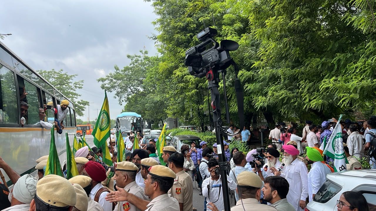 मांगों को लेकर प्रदर्शन तेज: किसानों ने अपनी मांगों को लेकर प्रदर्शन किया. बड़ी संख्या में किसान हाथों में संगठन के झंडे लेकर आंदोलन में शामिल हुए. इस मौके पर भारतीय किसान यूनियन क्रांतिकारी, भारतीय किसान यूनियन एकता आजाद और दस्मेश किसान मजदूर यूनियन ने सड़क पर ही धरना शुरू कर दिया.
मांगों को लेकर प्रदर्शन तेज: किसानों ने अपनी मांगों को लेकर प्रदर्शन किया. बड़ी संख्या में किसान हाथों में संगठन के झंडे लेकर आंदोलन में शामिल हुए. इस मौके पर भारतीय किसान यूनियन क्रांतिकारी, भारतीय किसान यूनियन एकता आजाद और दस्मेश किसान मजदूर यूनियन ने सड़क पर ही धरना शुरू कर दिया.