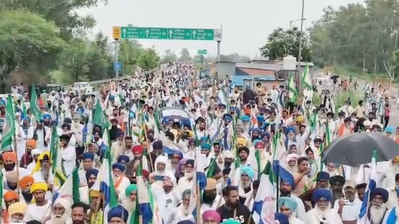 दिल्ली बॉर्डर पर बैरिकेडिंग: किसानों के दिल्ली मार्च को देखते हुए बॉर्डर इलाकों में सुरक्षा बढ़ाई गई. पुलिस ने आवाजाही नियंत्रित करने के लिए कई इंतजाम किए. हरियाणा पुलिस ने बड़े-बड़े ट्रकों और बैरिकेड लगाकर सभी रास्ते बंद कर दिए, जिससे सैकड़ों ट्रक और वाहन वहीं फंस गए.
दिल्ली बॉर्डर पर बैरिकेडिंग: किसानों के दिल्ली मार्च को देखते हुए बॉर्डर इलाकों में सुरक्षा बढ़ाई गई. पुलिस ने आवाजाही नियंत्रित करने के लिए कई इंतजाम किए. हरियाणा पुलिस ने बड़े-बड़े ट्रकों और बैरिकेड लगाकर सभी रास्ते बंद कर दिए, जिससे सैकड़ों ट्रक और वाहन वहीं फंस गए.