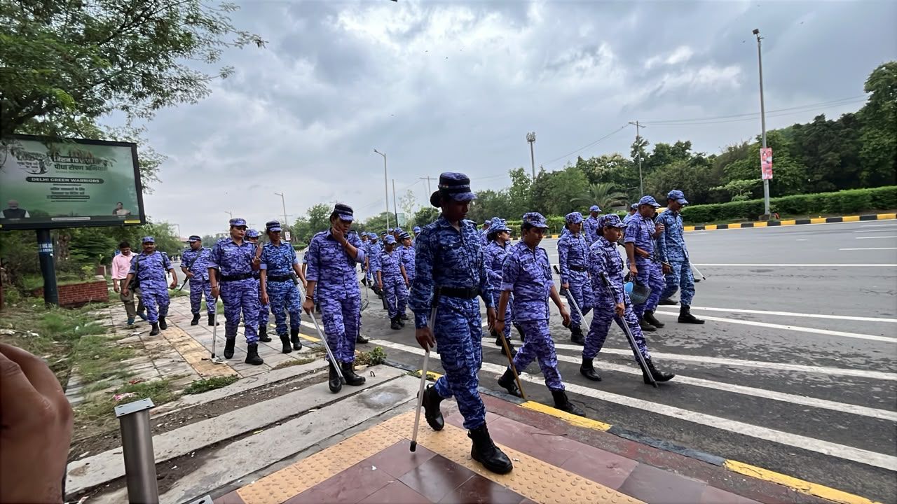 किसान घाट पर सुरक्षा बढ़ी: किसान आंदोलन को देखते हुए दिल्ली पुलिस ने सुरक्षा व्यवस्था कड़ी कर दी. कई जगह बैरिकेडिंग और अतिरिक्त पुलिस बल तैनात किया गया.
किसान घाट पर सुरक्षा बढ़ी: किसान आंदोलन को देखते हुए दिल्ली पुलिस ने सुरक्षा व्यवस्था कड़ी कर दी. कई जगह बैरिकेडिंग और अतिरिक्त पुलिस बल तैनात किया गया.